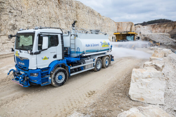 _022 industrial_water_tank_for_washing_and_watering_equipped_with_monitor